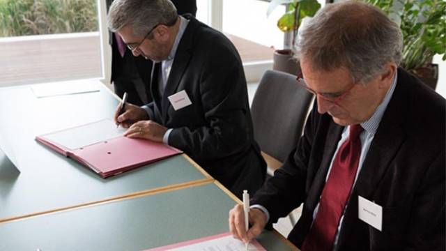 Signing of cooperation agreement by Prof. Reza Ardakanian, Director of UNU-FLORES, and Prof. Bernhard Müller, Director of IOER. (Image: IOER/Sebastian Tramsen)