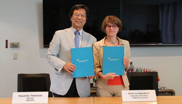 Photo: 協定書に署名した竹本和彦UNU-IAS所長と、アン・ラリゴーデリIPBES事務局長/UNU-IAS
