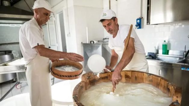 Cheese makers in Rome (FAO-Alessandra Benedetti)_0