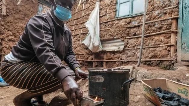 Efficient stove Kenya Axel Fassio CIFOR