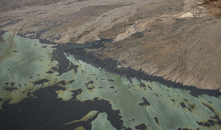 Ninety-percent of the water used to process bitumen is dumped in giant, toxic lakes called tailings ponds. ©Greenpeace / Eamon MacMahon.