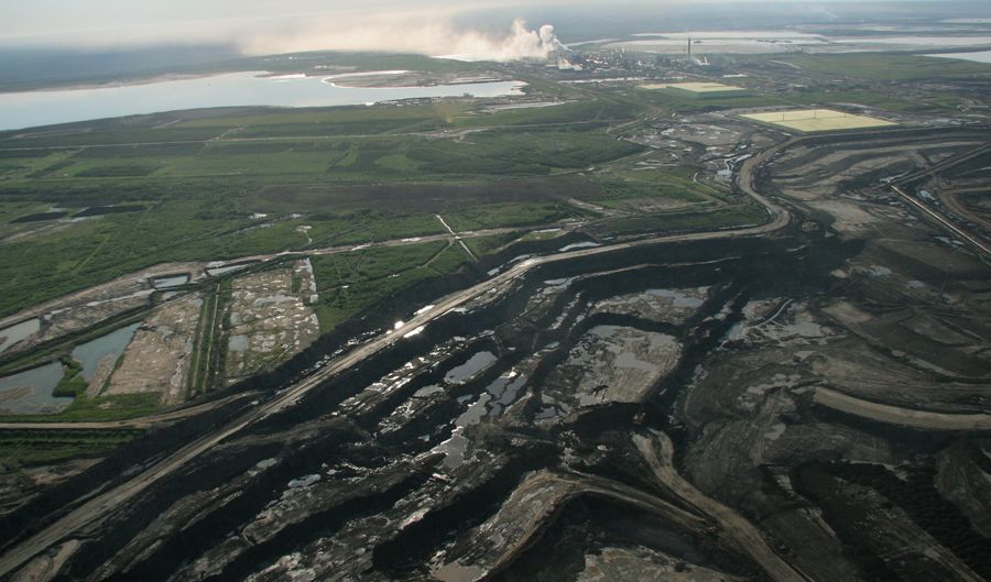 An open mine pit in front of Syncrude's Mildred Lake facility. ©Greenpeace / Eamon MacMahon.