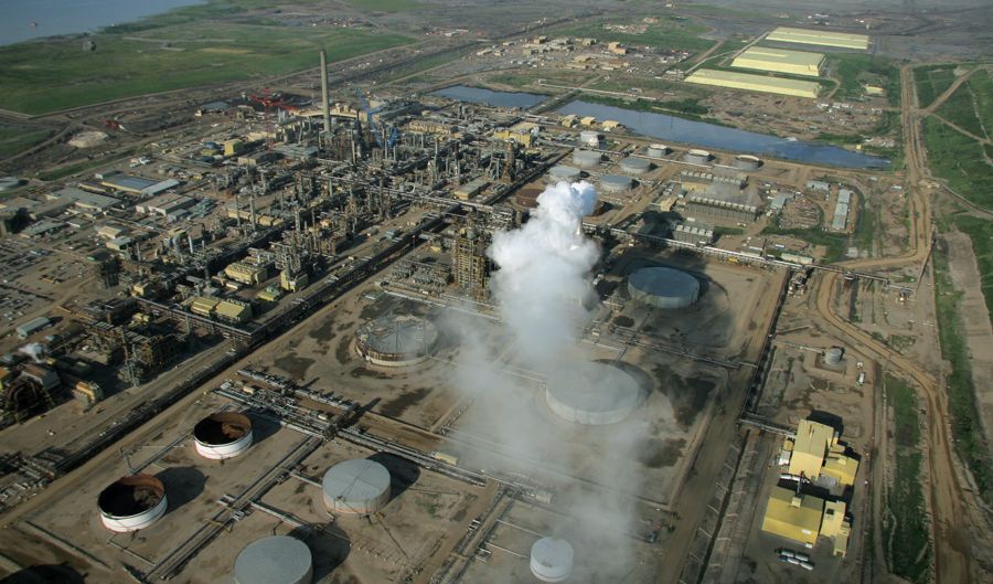 Syncrude's Mildred Lake facility is one of the oldest in operation at the tar sands. ©Greenpeace / Eamon MacMahon.