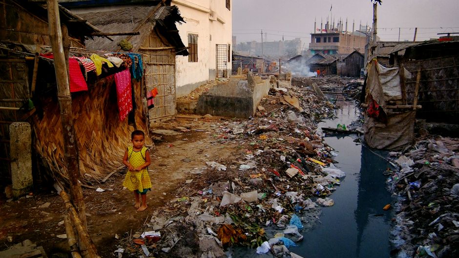 A young girl lives and plays next to a brook of tannery wastewater. The fumes released by the chemicals in the water can cause serious health problems. Photo: Daniel Lanteigne. Creative Commons BY-NC-ND.