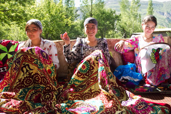 小規模のインフラ改善を推進することで、村の女性たちは羊毛を加工したり服を縫ったりする時間が増え、副収入も増えた。