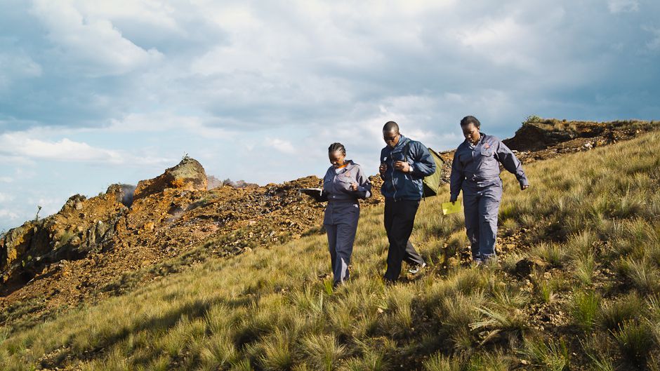 地熱エネルギー 地熱エネルギーは人々に熱や電気を提供します。