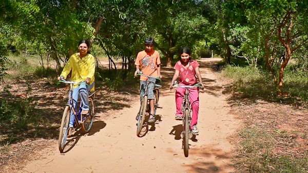 自動車の排気をなくそうとしているオーロビルでは、多くの住民が自転車を使うようになったが、オートバイに乗る人もいる。　写真：パンディヤン