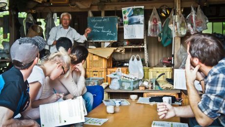 アナルコサンディカリズム アナルコ・サンディカリズムは、労働者の闘争とアナキズム政策を組み合わせたものです。