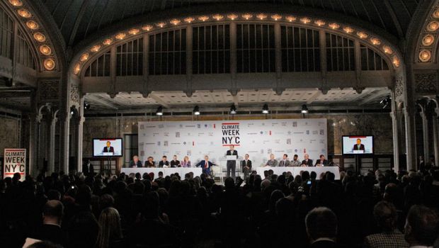 ドイツ人が世界最大のバスをテスト