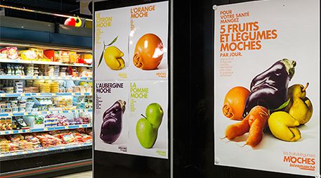 フランスのスーパーマーケットチェーンIntermarchéは、食料廃棄の削減に貢献するため、不恰好な果物や野菜を割引価格で販売し、「誉れなき果物・野菜たち」という店内・メディアキャンペーンを開始した。この取り組みの目的は、見た目の悪い食品を「社会復帰させ、賛美すること」であった。Photo: Marcel Worldwide（Ensiaより）