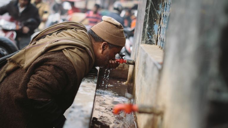 水を飲む人々 飲むのに最も健康的な水は何ですか?